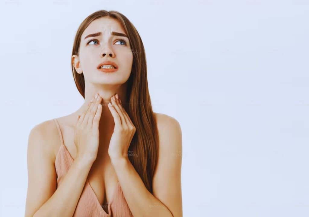 Hình ảnh người phụ nữ bị đau họng