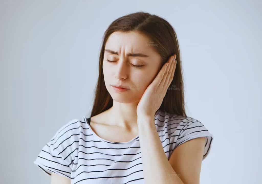 Hình ảnh người phụ nữ bị viêm tai giữa làm ảnh hưởng đến tai mũi họng