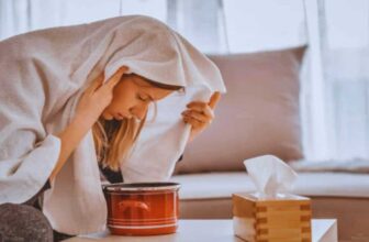 Hình ảnh người phụ nữ đang xông nước nóng