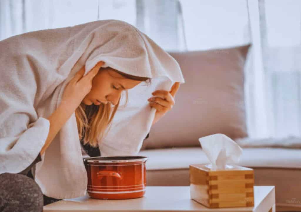 Hình ảnh người phụ nữ đang xông nước nóng