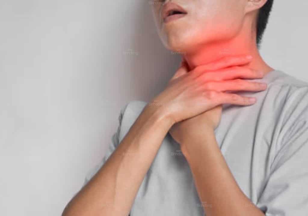 Hình ảnh người đàn ông đang bị viêm thanh quản