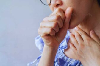 Hình ảnh người phụ nữ đang bị ho