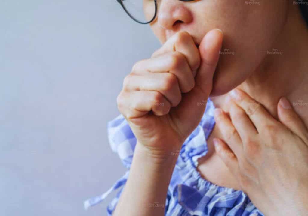 Hình ảnh người phụ nữ đang bị ho