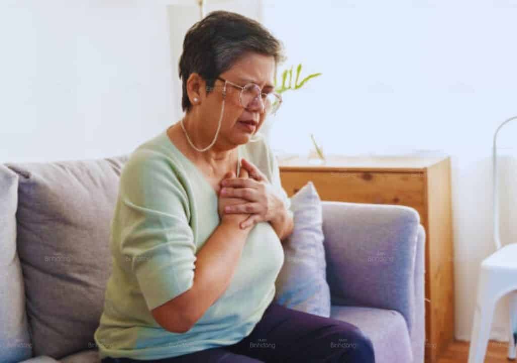 Hình ảnh người phụ nữ đang bi tăng huyết áp và cảm thấy khó chịu vô cùng