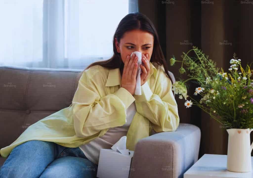 Hình ảnh người phụ nữ bị dị ứng với phấn hoa
