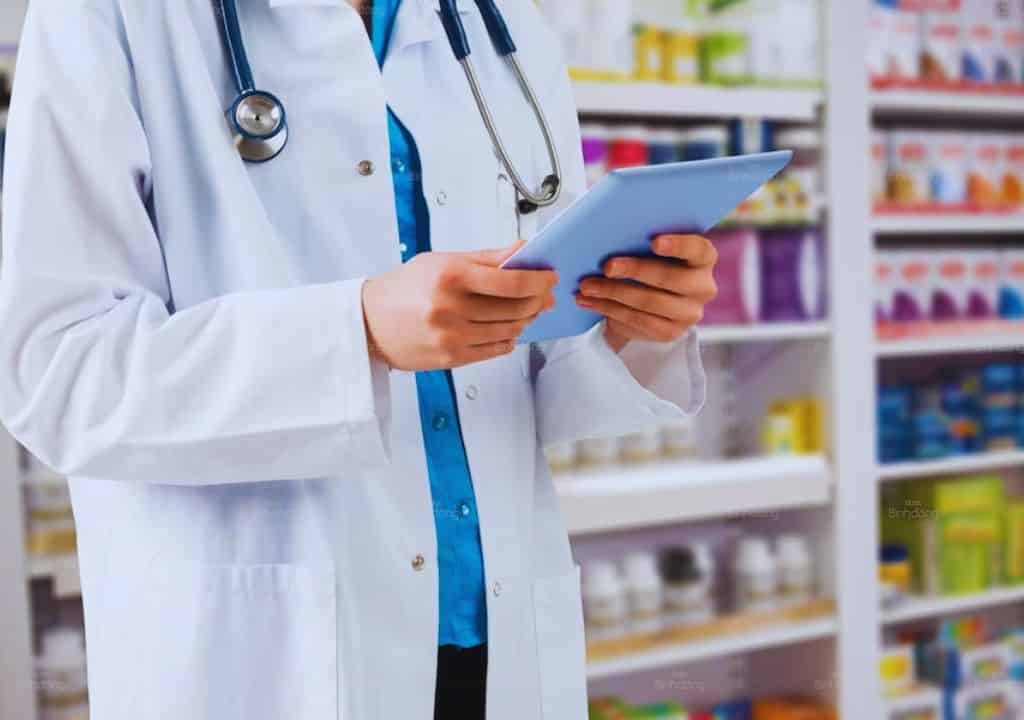 Hình ảnh người bác sĩ đang kê đơn thuốc viêm mũi dị ứng cho bệnh nhân