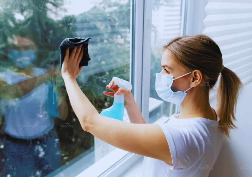 Hình ảnh người phụ nữ đang vệ sinh nhà cửa sạch sẽ