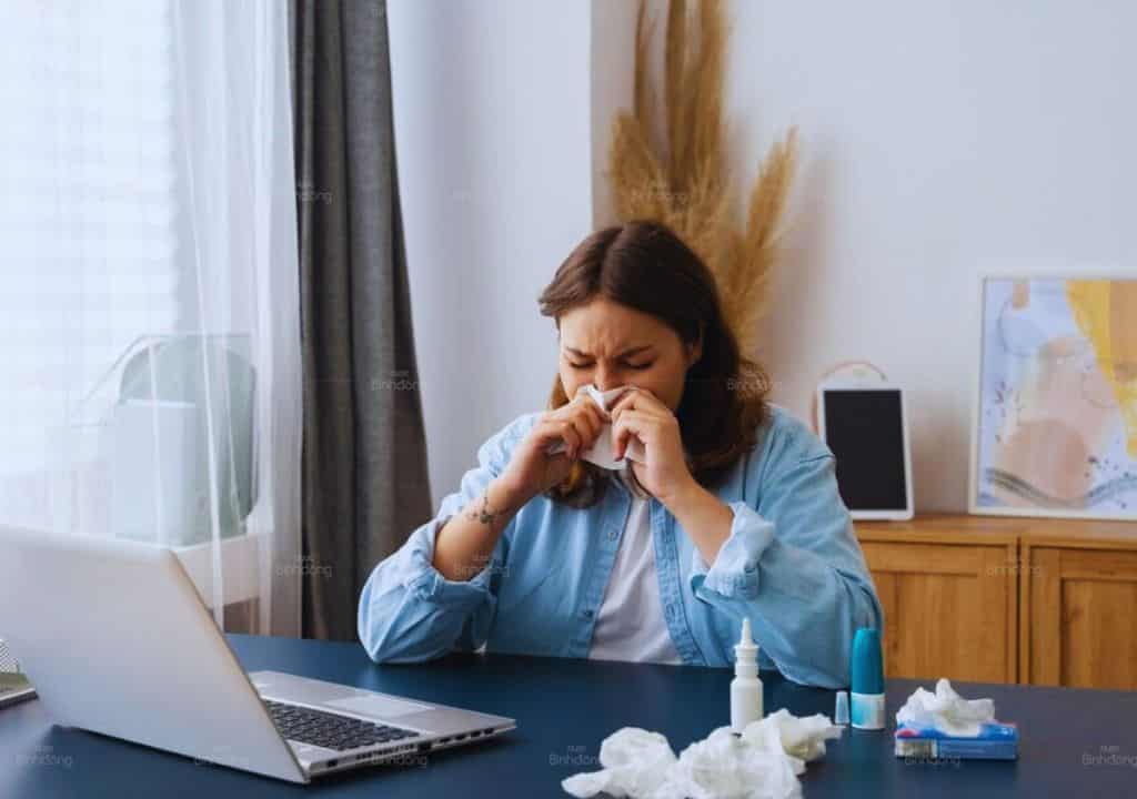 Hình ảnh người phụ nữ bị viêm mũi dị ứng