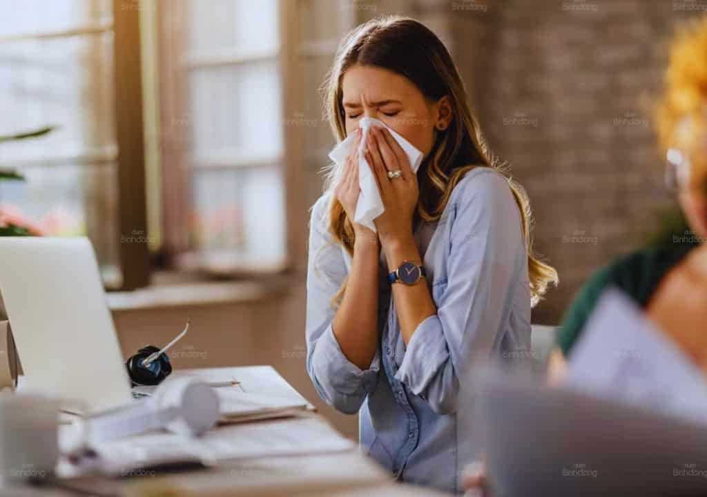 Hình ảnh người phụ nữ bị sổ mũi