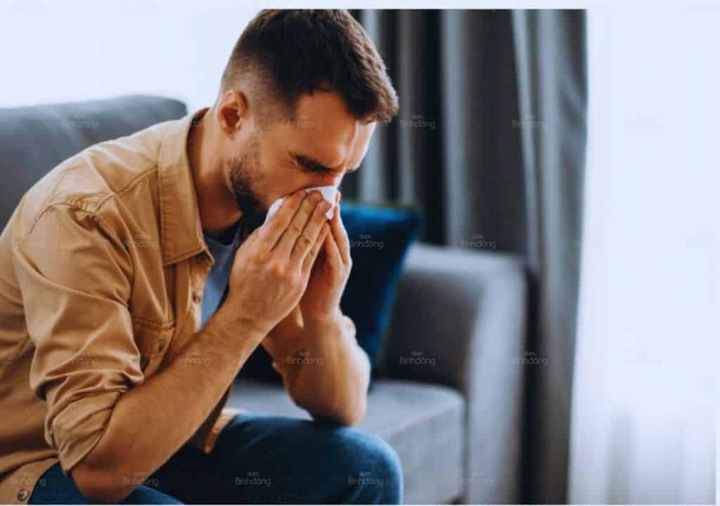 Hình ảnh người đàn ông đang bị viêm mũi