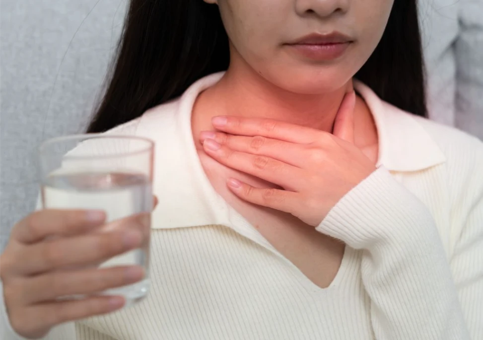 Hình ảnh người bị viêm họng, đang ho