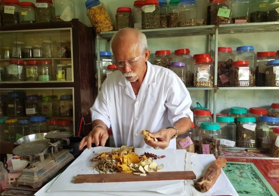 Hình ảnh người lương y đang kê thuốc
