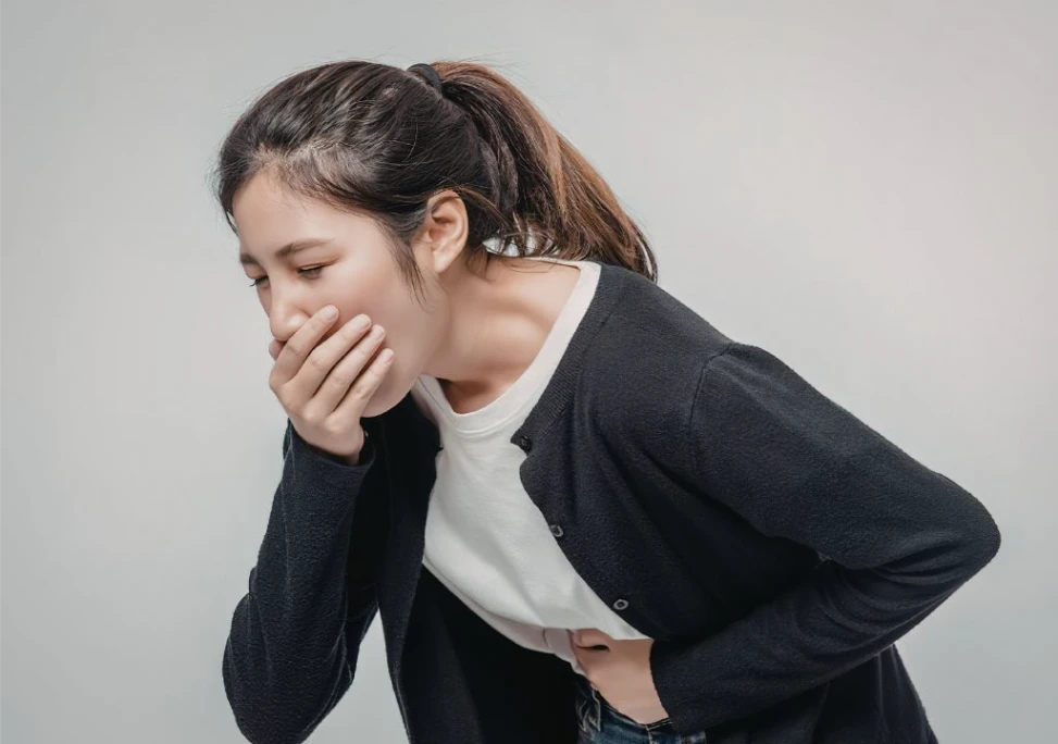 Hình ảnh người phụ nữ đang bị nôn mửa