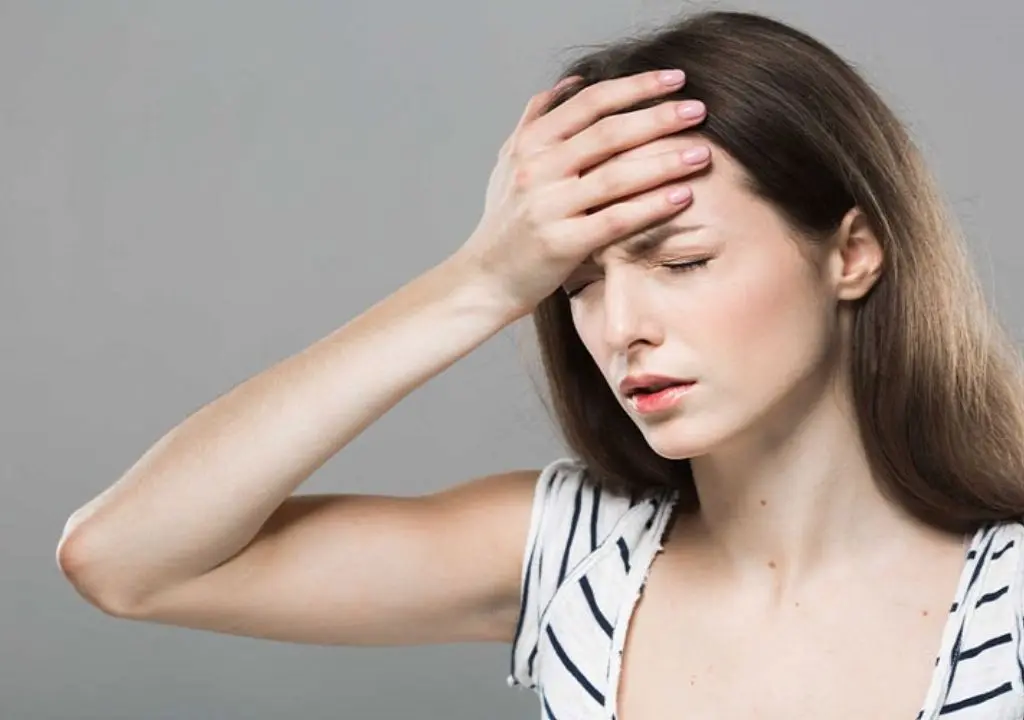Hình ảnh người phụ nữ đang bị tăng huyết áp