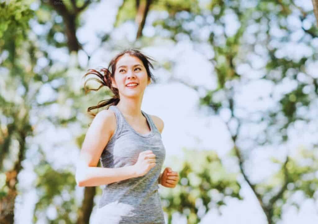 Hình ảnh người phụ nữ đang tập thể dục để điều trị rối loạn nội tiết tố