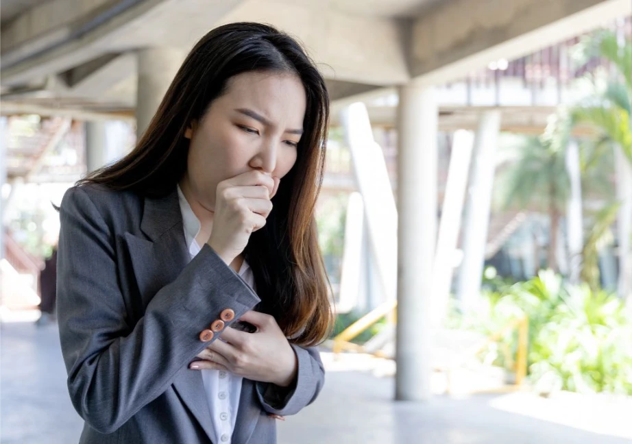Hình ảnh người phụ nữ đang bị ho