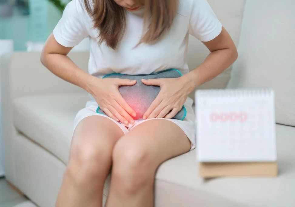 Hình ảnh người phụ nữ đau bụng tới tháng