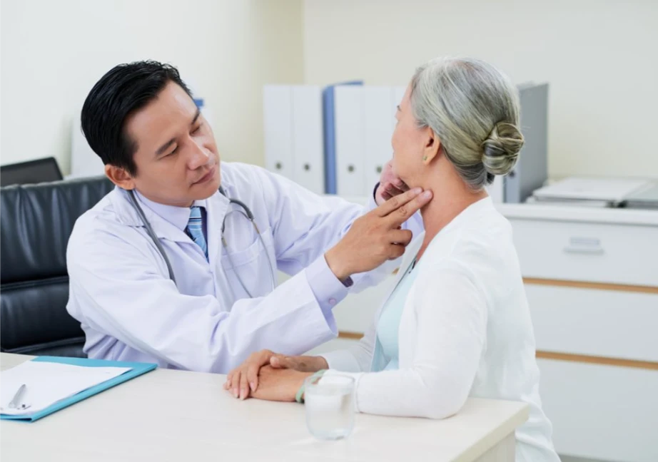 Hình ảnh người bác sĩ đang khám bệnh cho bệnh nhân