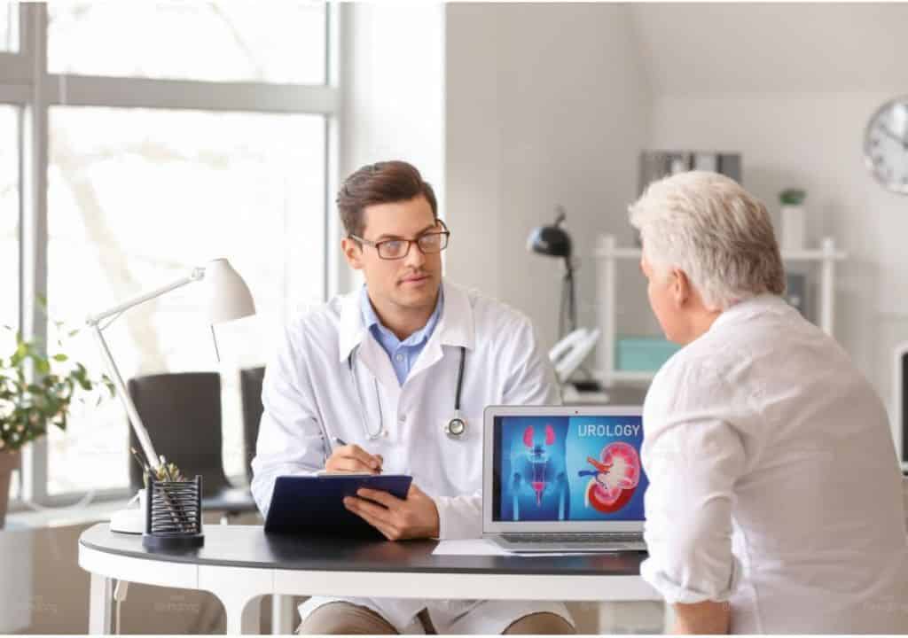 Hình ảnh người bác sĩ đang thăm khác cho bệnh nhân và tư vấn về thực phẩm chức năng hỗ trợ giấc ngủ