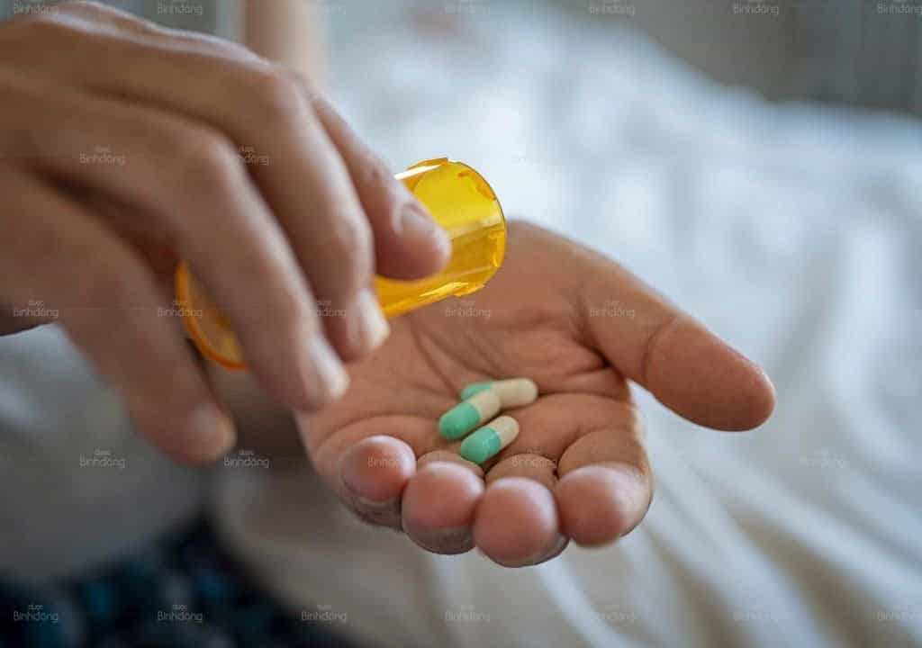 Hình ảnh người bác sĩ đang phát thuốc cho bệnh nhân giải đáp câu trả lời "ho về đêm uống thuốc gì"