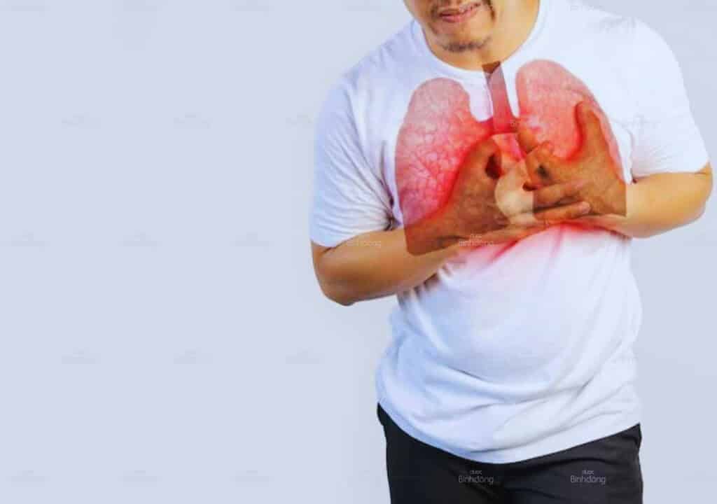 Hình ảnh người đàn ông đang bị viêm phổi