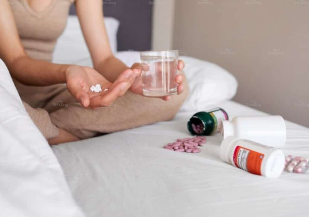Hình ảnh người phụ nữ đang uống thuốc
