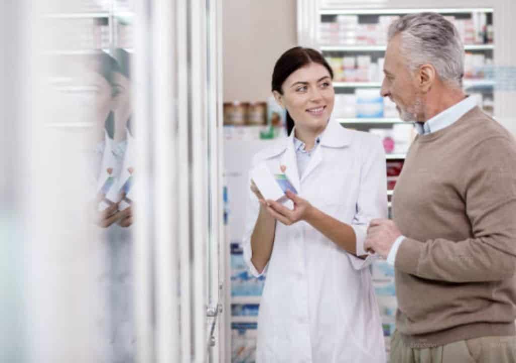 Hình ảnh bác sĩ đang tư vấn thực phẩm chức năng cho bệnh nhân