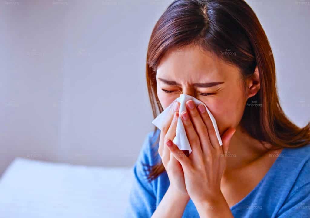 Hình ảnh người phụ nữ đang bị ho dai dẳng về đêm
