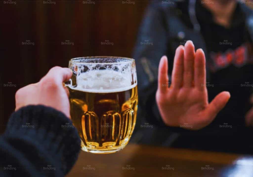 Hình ảnh về người đàn ông đang không uống bia