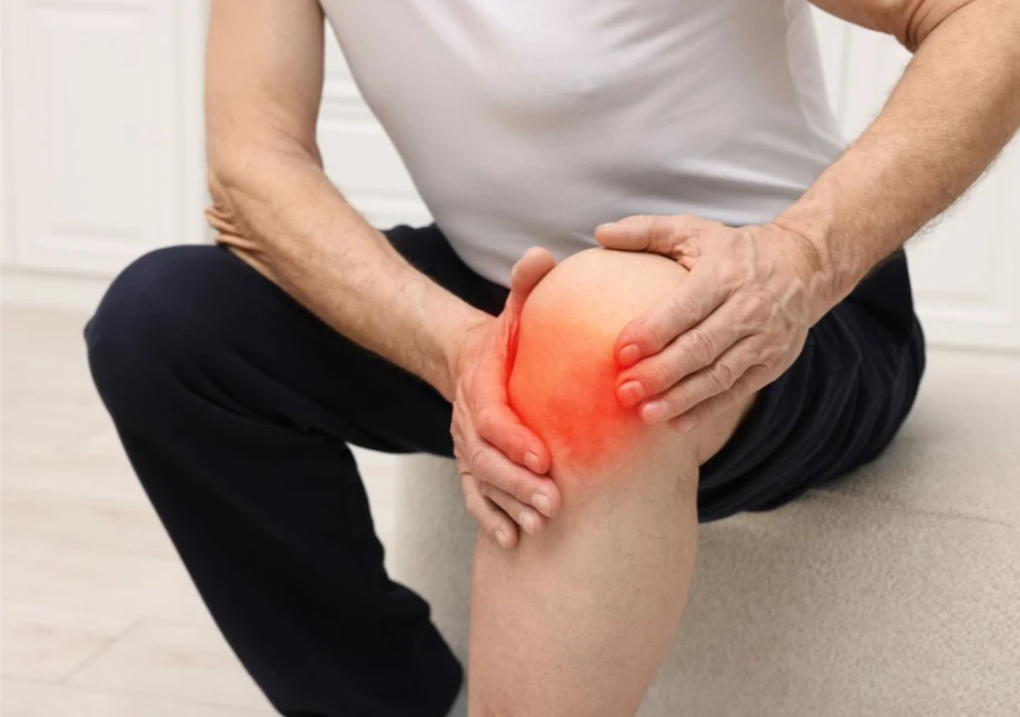 Hình ảnh về người đàn ông đang bị đau khớp gối