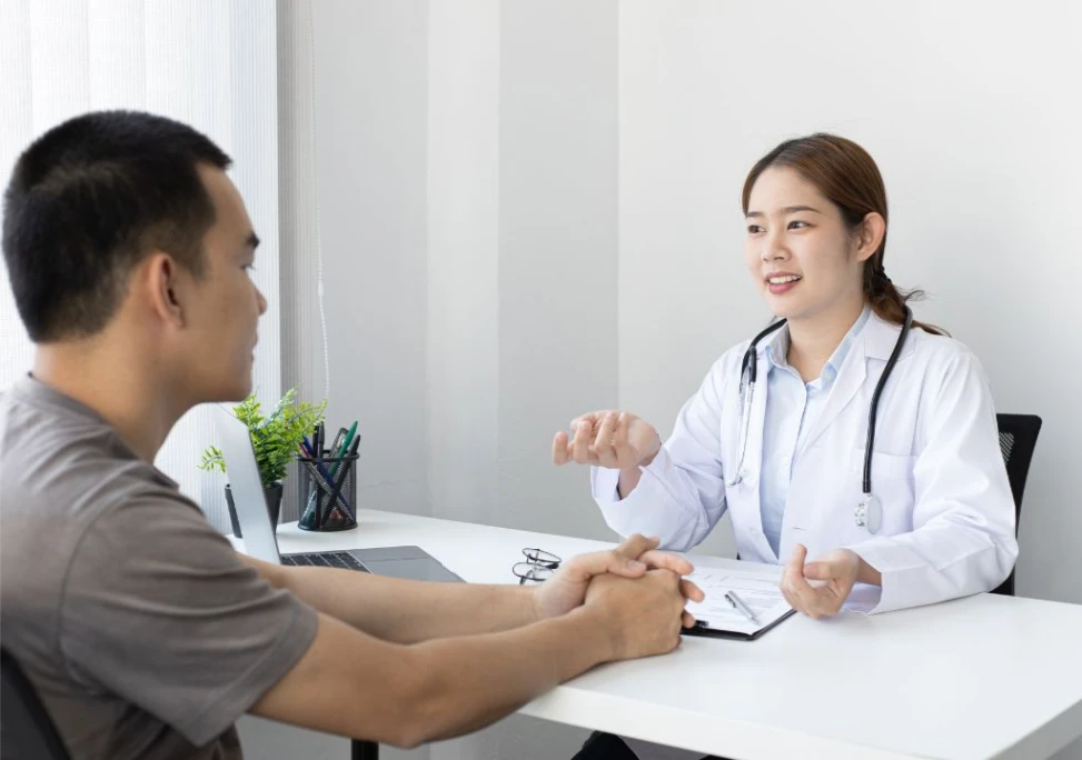 Hình ảnh về người thầy thuốc đang khám bệnh