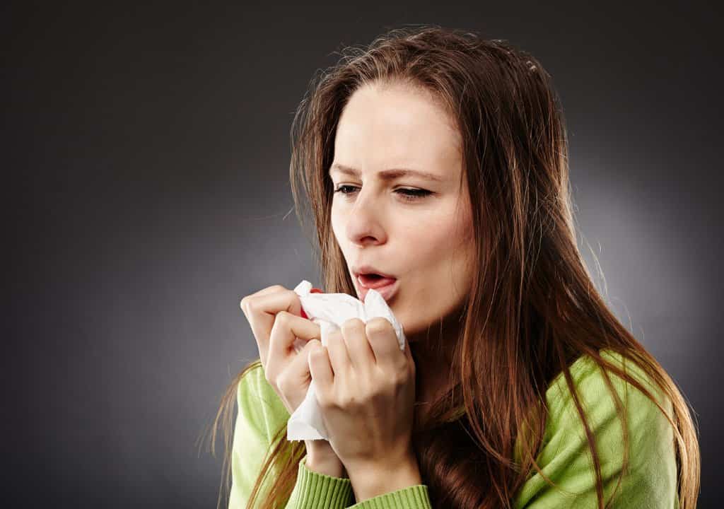 Hình ảnh người phụ nữ đang bị ho nhiều về đêm