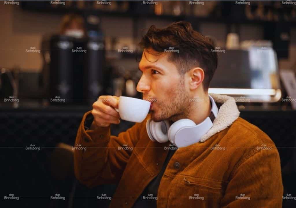 Hình ảnh người đàn ông đang uống cà phê