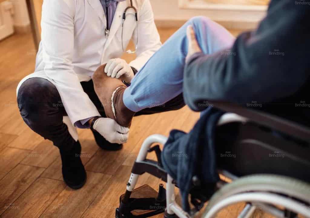 Hình ảnh người bác sĩ đang thăm khám cho bệnh nhân