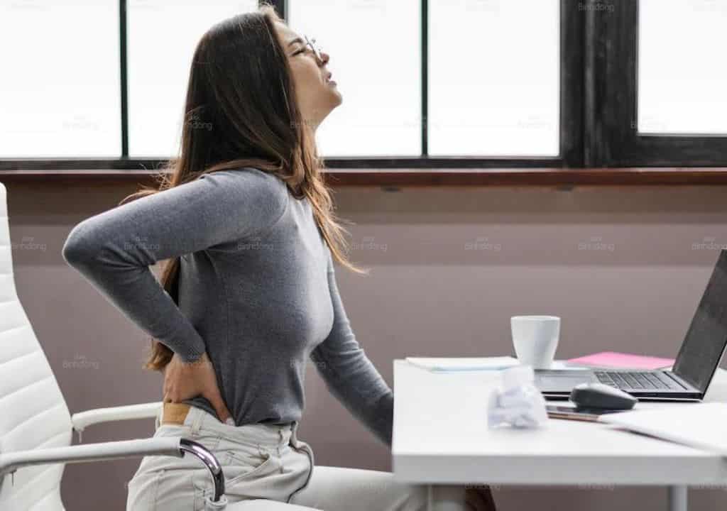 Hình ảnh người phụ nữ đang ngồi làm việc