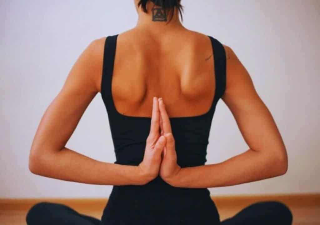 Hình ảnh người phụ nữ đang kiểm nghiệm độ linh hoạt của khớp vai