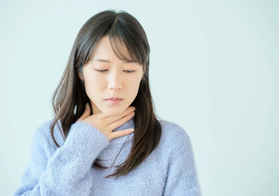 Hình ảnh người phụ nữ đang khó chịu