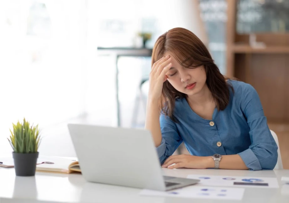 Hình ảnh người phụ nữ đang mệt mõi khó tiêu