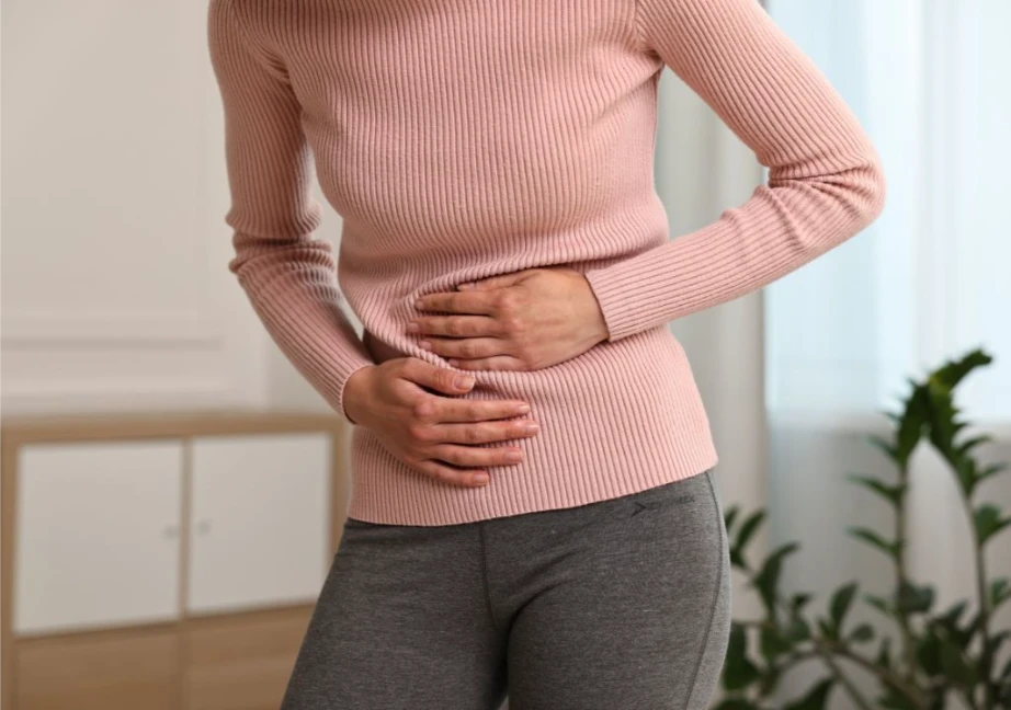 Hình ảnh về người phụ nữ đang bị khó tiêu