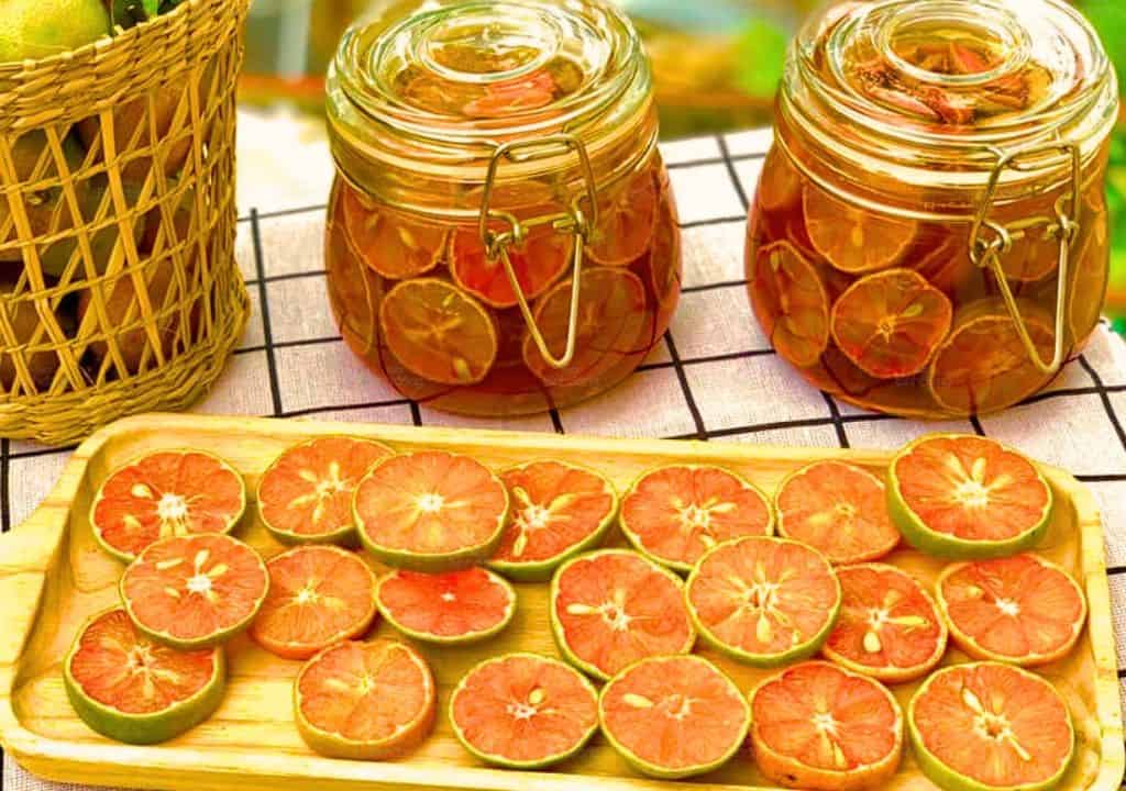 Hình ảnh về chanh đào kết hợp với mật ong được ngâm trong lọ để uống