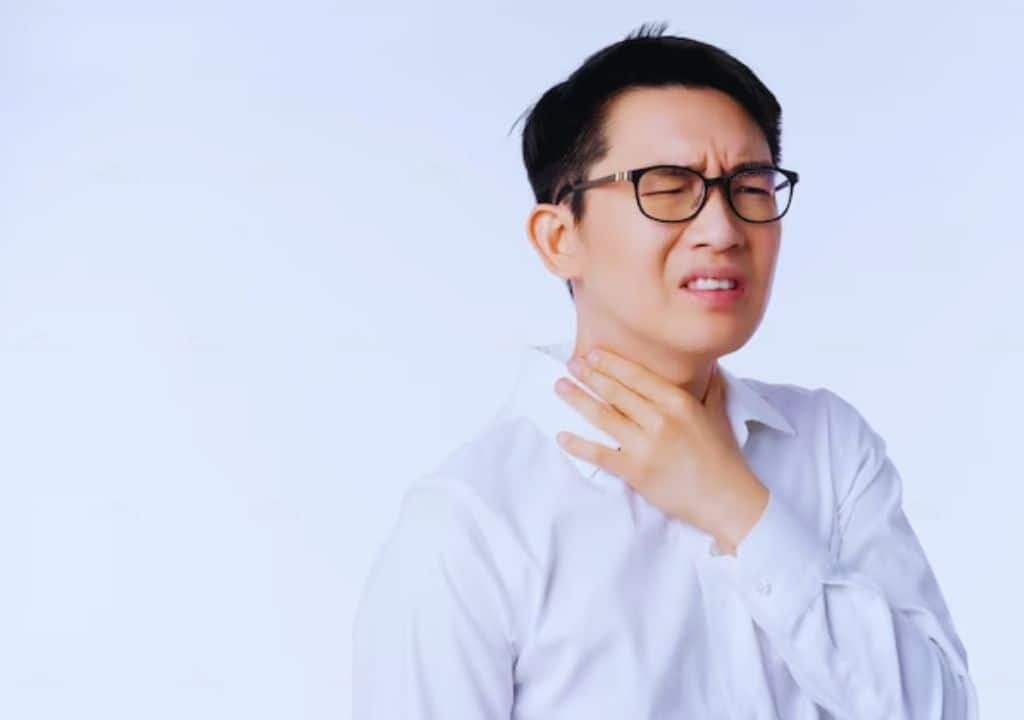 Hình ảnh người đàn ông đang bị ho gió dữ dội và đau rát cổ họng