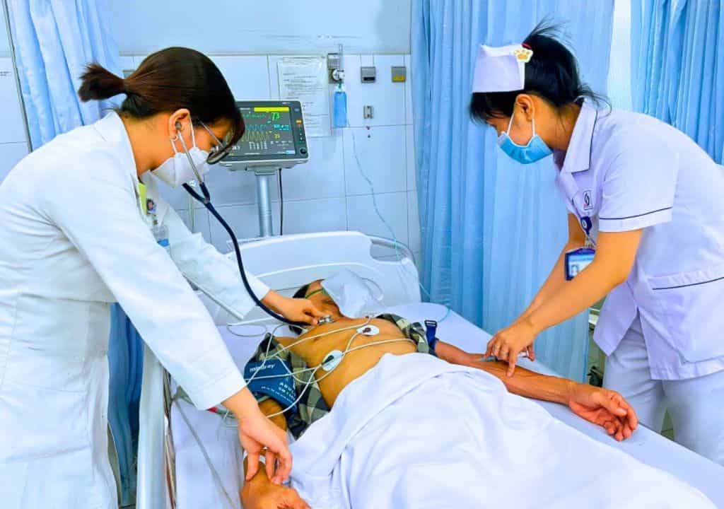 Hình ảnh người bác sĩ đang khám bệnh cho bệnh nhân