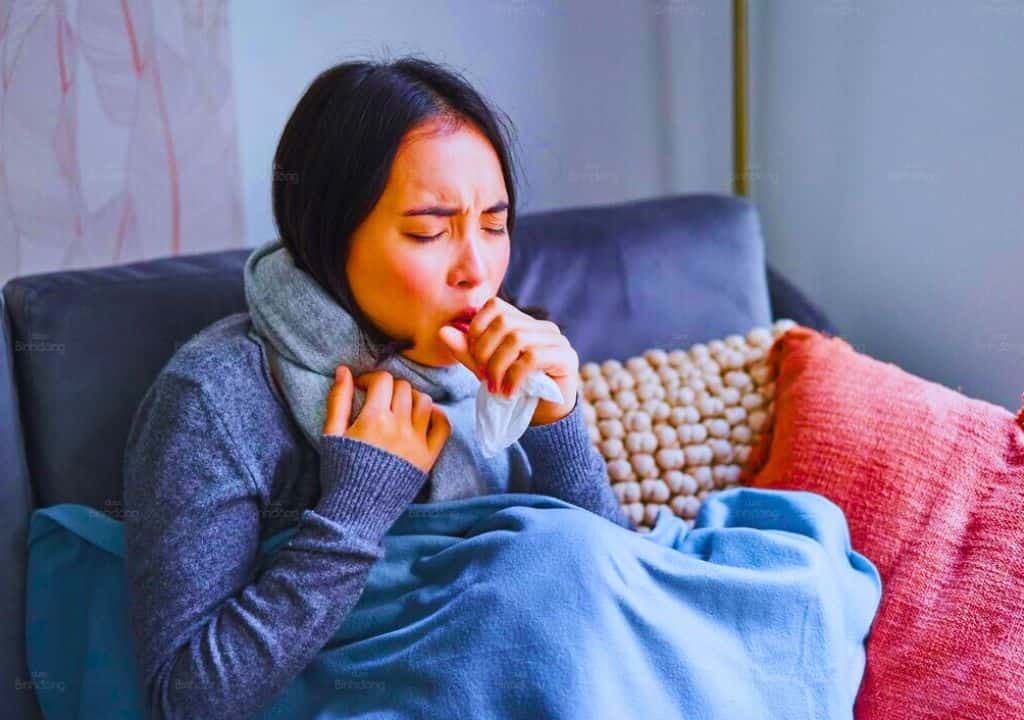 Hình ảnh người phụ nữ đang bị ho