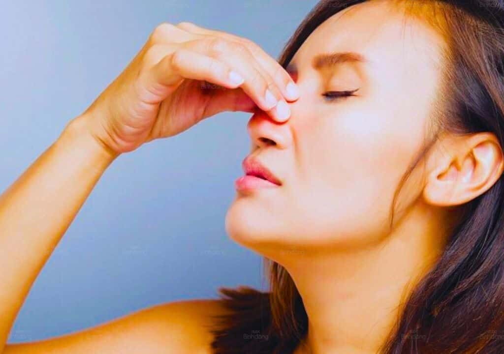 Hình ảnh người phụ nữ bị nghẹt mũi đau họng