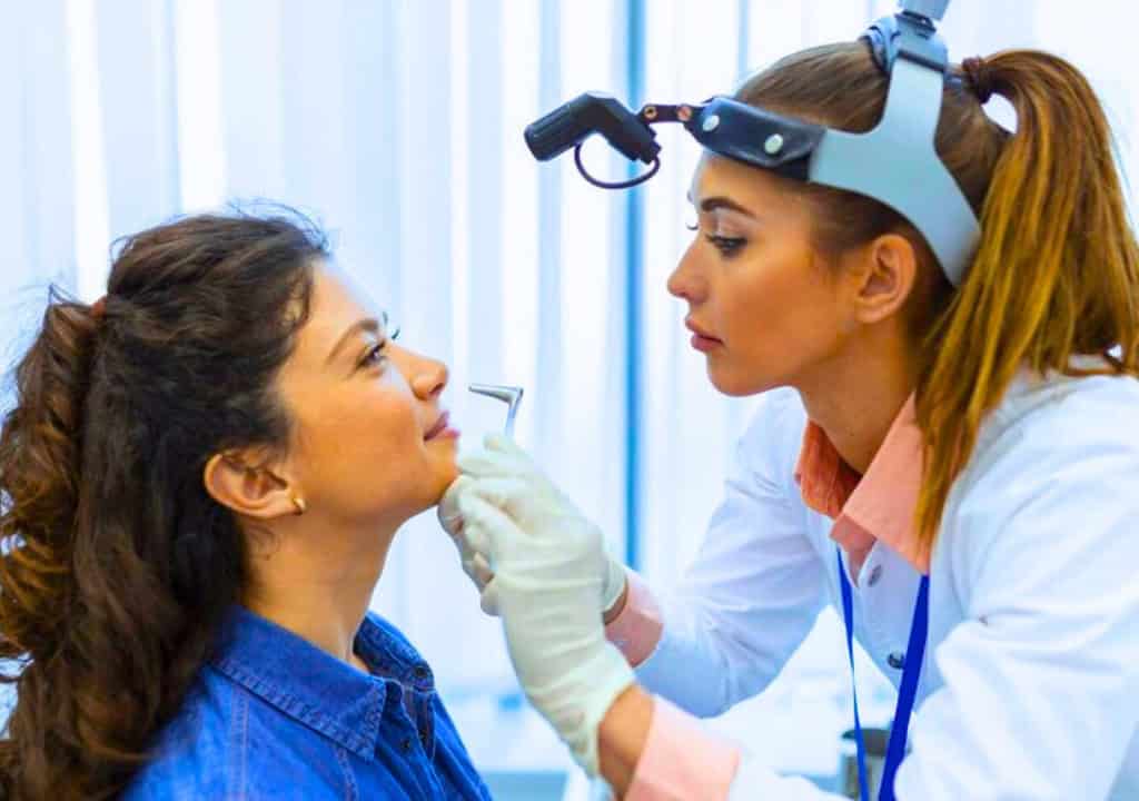 Hình ảnh người bác sĩ đang nội soi tai mũi họng cho bệnh nhân