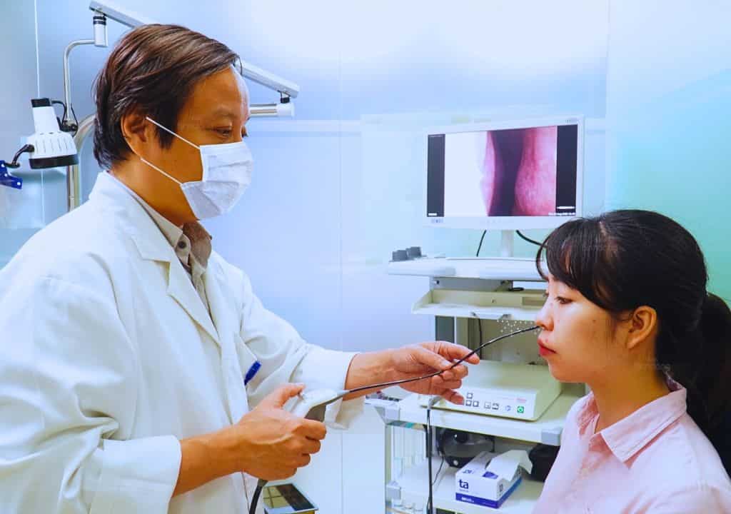 Hình ảnh người bác sĩ đang khám cho bệnh nhân