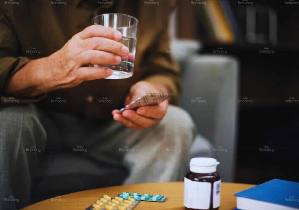 Hình ảnh người bác sĩ đang xét nghiệm đờm cho bệnh nhân