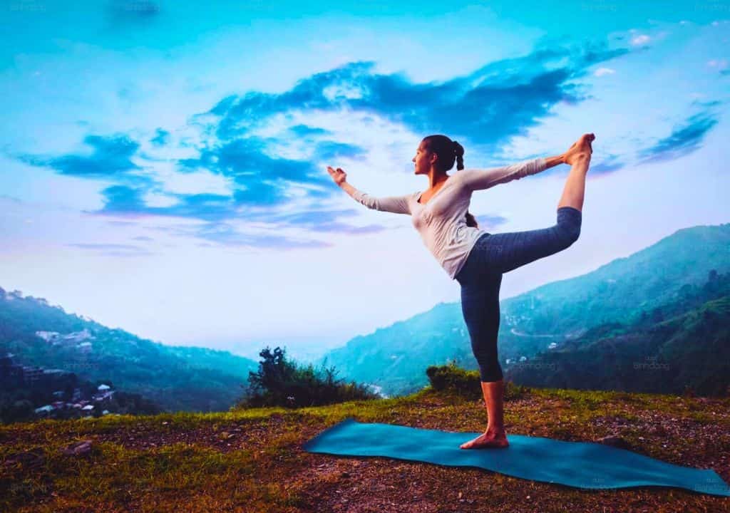 Hình ảnh người phụ nữ đang tập yoga để phòng bệnh