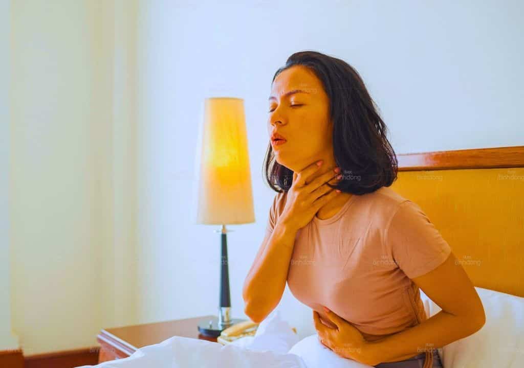 Hình ảnh người phụ nữ đang bị đau họng kéo dài
