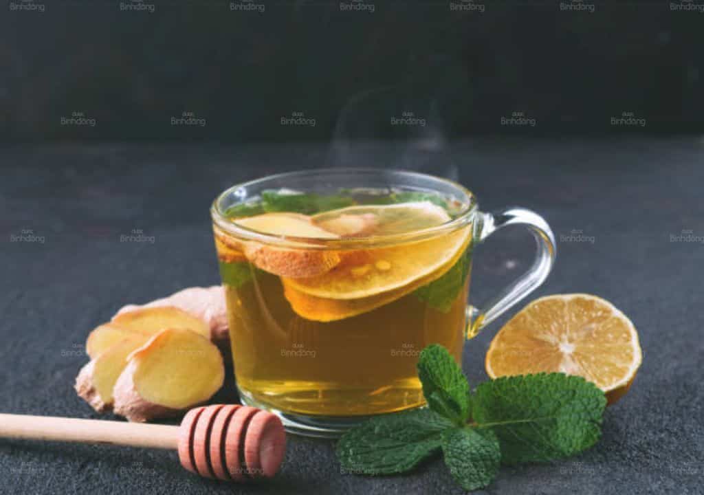 Hình ảnh về một ly trà gừng kết hợp với chanh
